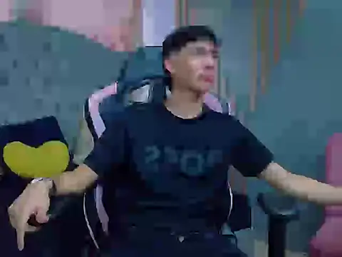 Snapshot of AronTawers chatting on 02.25.26 AronTawers online show from 02.25.26