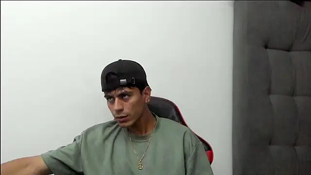 Snapshot of newblood-04 chatting on 03.01.26 newblood-04 online show from 03.01.26