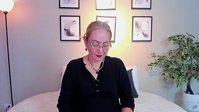 Snapshot of Victoria_Firee chatting on 06.11.26 Victoria Firee online show from 06.11.26