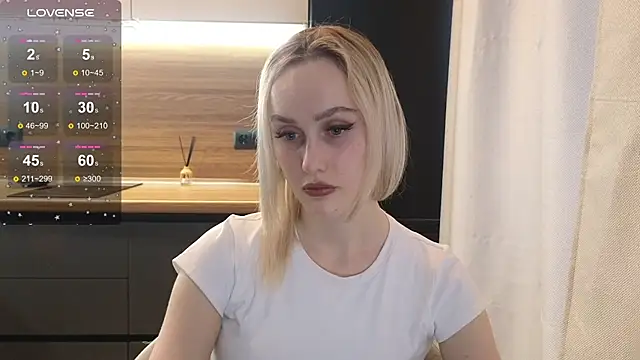 Snapshot of Bella_Villen chatting on 06.18.26 Bella Villen online show from 06.18.26