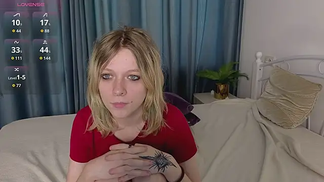 Snapshot of MollySally chatting on 04.27.26 MollySally online show from 04.27.26