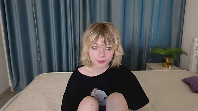 Snapshot of MollySally chatting on 05.10.26 MollySally online show from 05.10.26