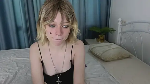 Snapshot of MollySally chatting on 05.25.26 MollySally online show from 05.25.26