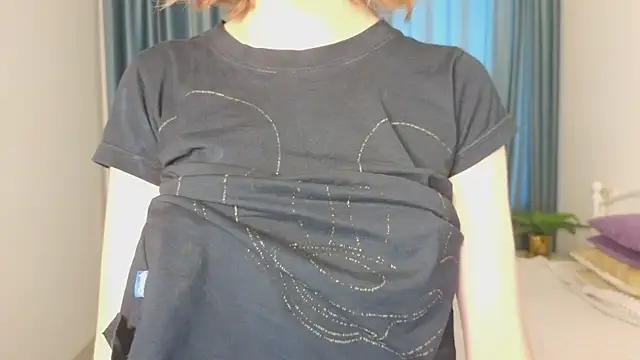 Snapshot of MollySally chatting on 06.25.26 MollySally online show from 06.25.26
