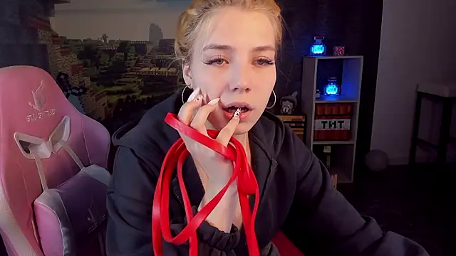 Snapshot of RosaFowler chatting on 03.28.26 RosaFowler online show from 03.28.26