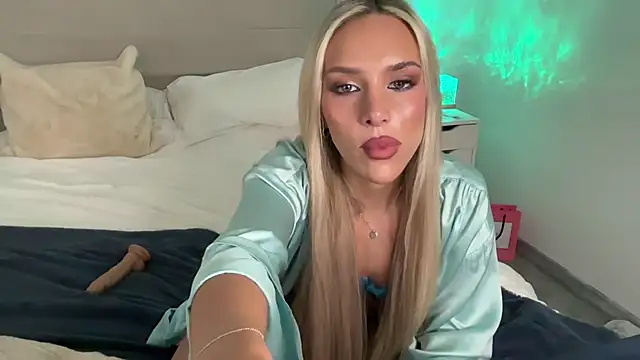 Snapshot of Naughtyblondex chatting on 06.03.26 Naughtyblondex online show from 06.03.26