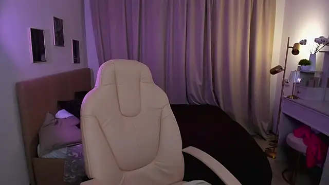 Roxanne Barcelo online show from 04.06.26