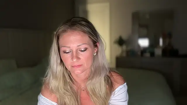 BlondeMilf82 online show from 06.18.26