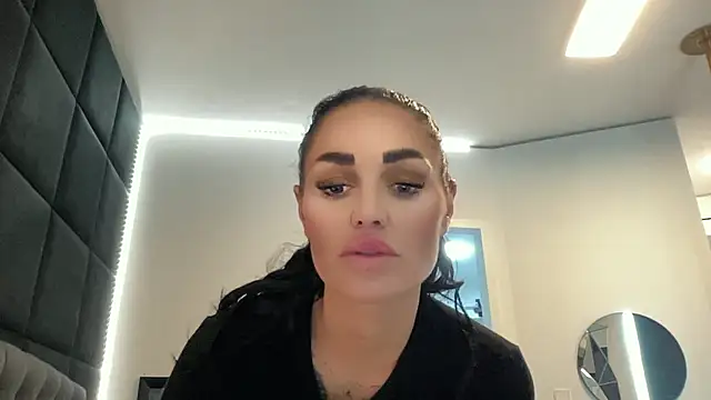 AMBER HARD online show from 04.17.26