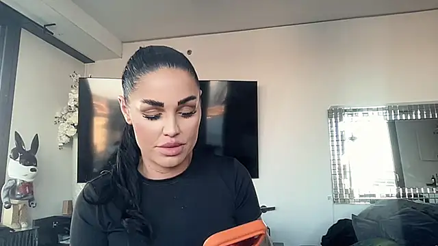 AMBER HARD online show from 04.22.26