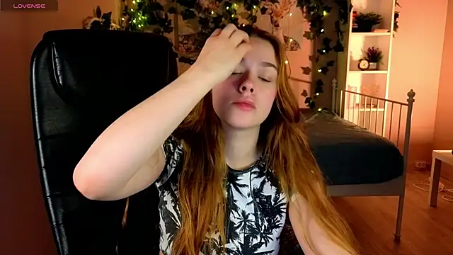 TiffanyVex online show from 04.16.26