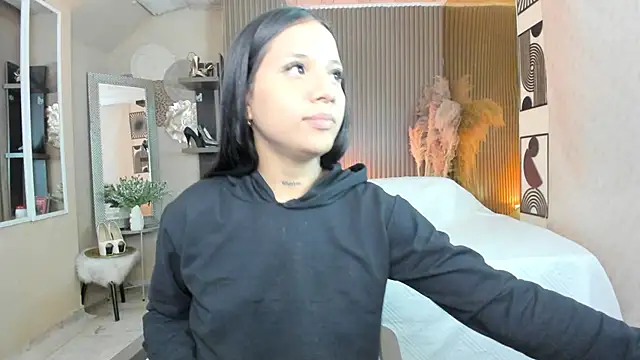 ZaraLuciana online show from 04.17.26