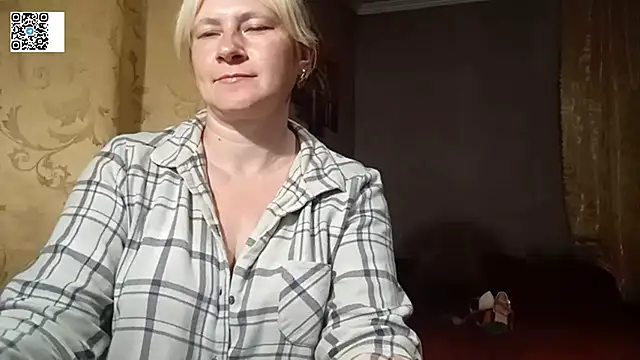Snapshot of DiamondLady555 chatting on 06.15.26 DiamondLady555 online show from 06.15.26