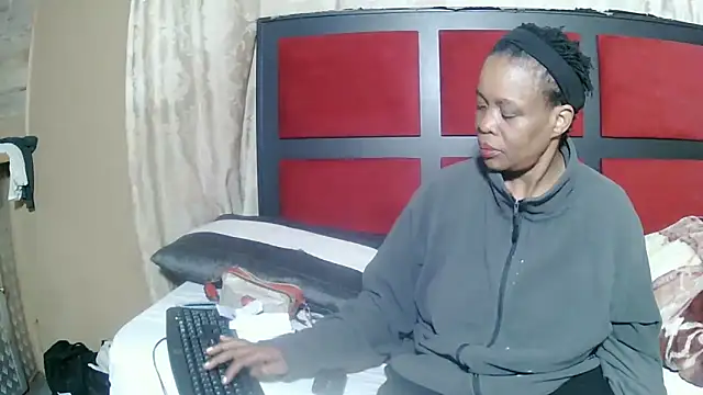 Snapshot of JoycyQueen chatting on 06.20.26 JoycyQueen online show from 06.20.26