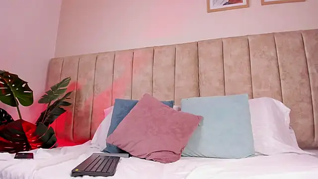 Snapshot of AgathaSavage chatting on 05.19.26 AgathaSavage online show from 05.19.26