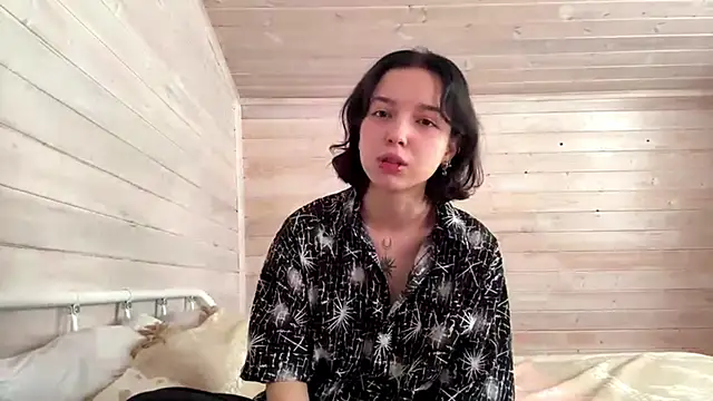 Snapshot of KateMiragee chatting on 03.24.26 KateMiragee online show from 03.24.26