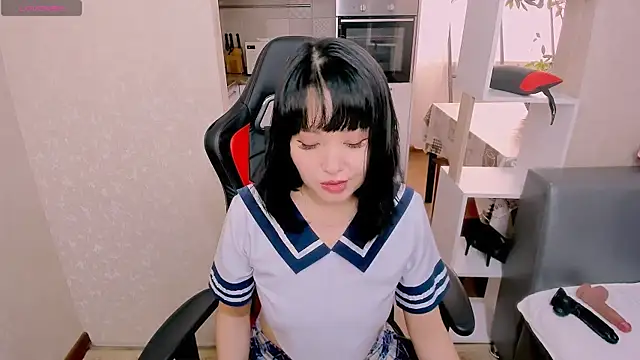 Snapshot of Akiko_Yun chatting on 10.14.25 Akiko Yun online show from 10.14.25