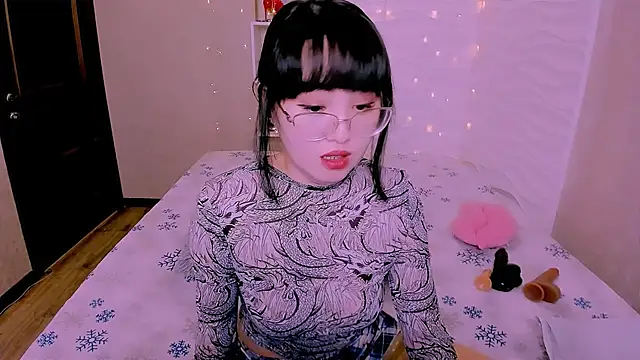 Akiko Yun online show from 02.03.26