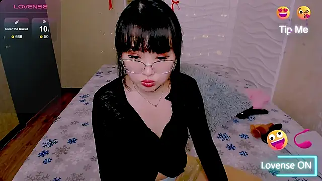 Akiko Yun online show from 03.20.26