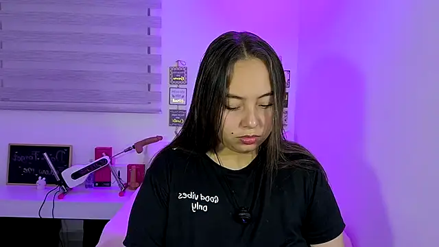 Snapshot of cherry_valeria chatting on 06.23.26 cherry valeria online show from 06.23.26
