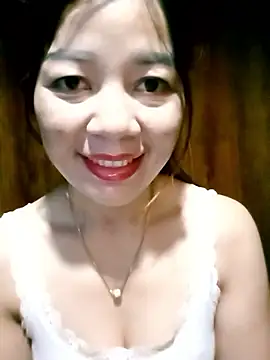 Snapshot of Yiyi102300 chatting on 06.11.26 Yiyi102300 online show from 06.11.26