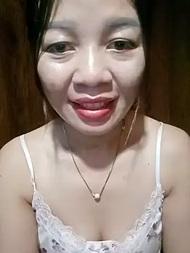 Snapshot of Yiyi102300 chatting on 06.11.26 Yiyi102300 online show from 06.11.26
