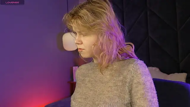 Snapshot of ElizabethVane chatting on 04.22.26 ElizabethVane online show from 04.22.26