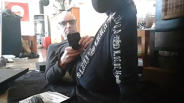 Snapshot of Thomate24 chatting on 03.18.26 Thomate24 online show from 03.18.26