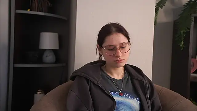 Snapshot of KaryLias chatting on 03.16.26 KaryLias online show from 03.16.26