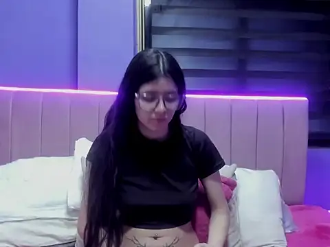 Snapshot of EmiSchwarz chatting on 03.27.26 EmiSchwarz online show from 03.27.26