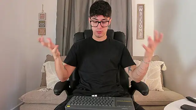 Snapshot of etham_wolf1 chatting on 03.25.26 etham wolf1 online show from 03.25.26