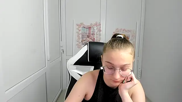 Snapshot of Mia_kristal chatting on 06.07.26 Mia kristal online show from 06.07.26