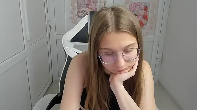 Snapshot of Mia_kristal chatting on 06.15.26 Mia kristal online show from 06.15.26