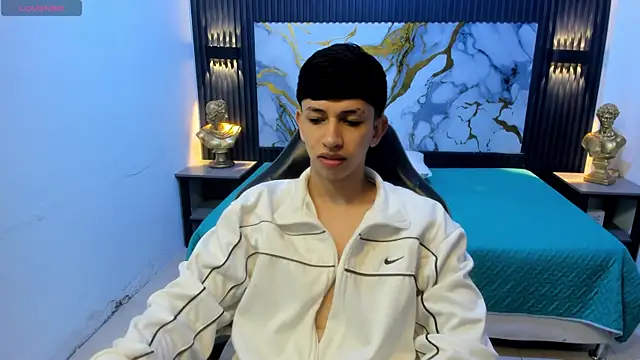 Snapshot of AdrianFranko chatting on 06.19.26 AdrianFranko online show from 06.19.26