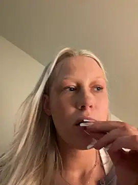 Snapshot of LeniMaria chatting on 03.19.26 LeniMaria online show from 03.19.26