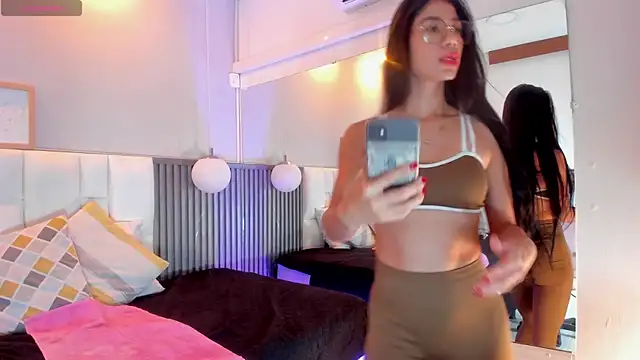 Snapshot of giana_gill chatting on 06.23.26 giana gill online show from 06.23.26
