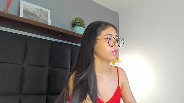 Snapshot of sofi_alix chatting on 04.05.26 sofi alix online show from 04.05.26