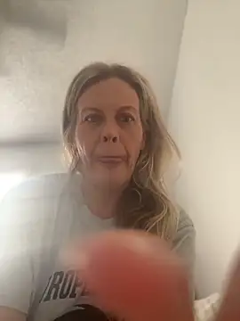 Snapshot of GwenWilde31 chatting on 06.22.26 GwenWilde31 online show from 06.22.26