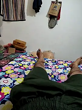 Snapshot of roselover2222 chatting on 04.11.26 roselover2222 online show from 04.11.26