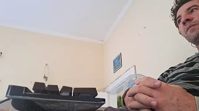 Snapshot of Sueliton2 chatting on 04.12.26 Sueliton2 online show from 04.12.26