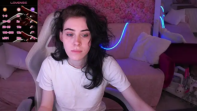 Snapshot of CurleyBlueEyes chatting on 03.27.26 CurleyBlueEyes online show from 03.27.26