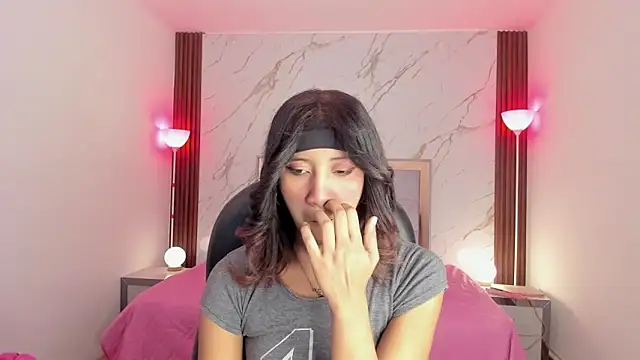 Snapshot of EsperanzaMora chatting on 05.15.26 EsperanzaMora online show from 05.15.26