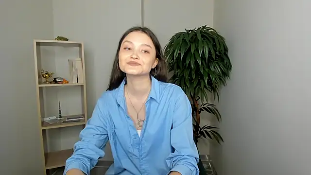 Snapshot of GussieGoold chatting on 03.24.26 GussieGoold online show from 03.24.26