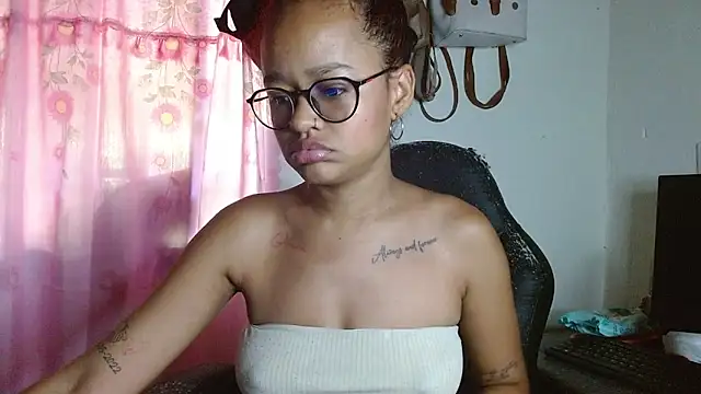 Snapshot of Zoe_film chatting on 03.25.26 Zoe film online show from 03.25.26