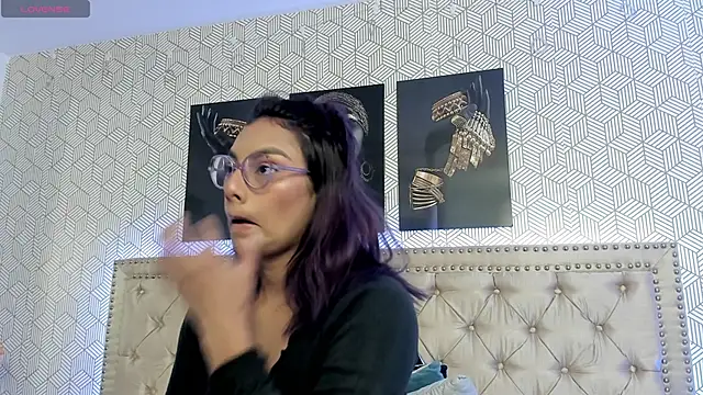 Snapshot of ValeAlvarez_ chatting on 03.27.26 ValeAlvarez online show from 03.27.26