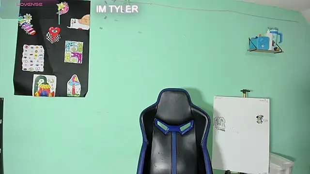 TYLERhHOT2005 online show from 04.11.26