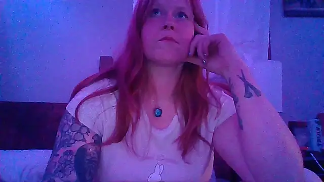Snapshot of RedVelvetVixen chatting on 04.14.26 RedVelvetVixen online show from 04.14.26