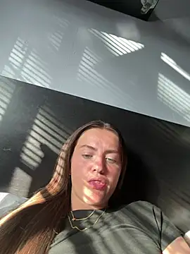 LolaSkyee online show from 05.26.26
