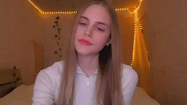 Snapshot of EveCoutch chatting on 03.27.26 EveCoutch online show from 03.27.26