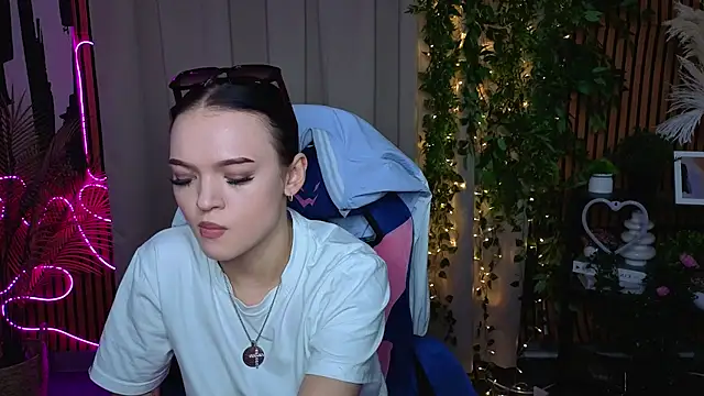 Snapshot of DoraMorgan chatting on 04.05.26 DoraMorgan online show from 04.05.26